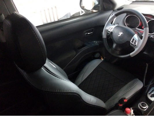 Авточехлы на Peugeot 4007